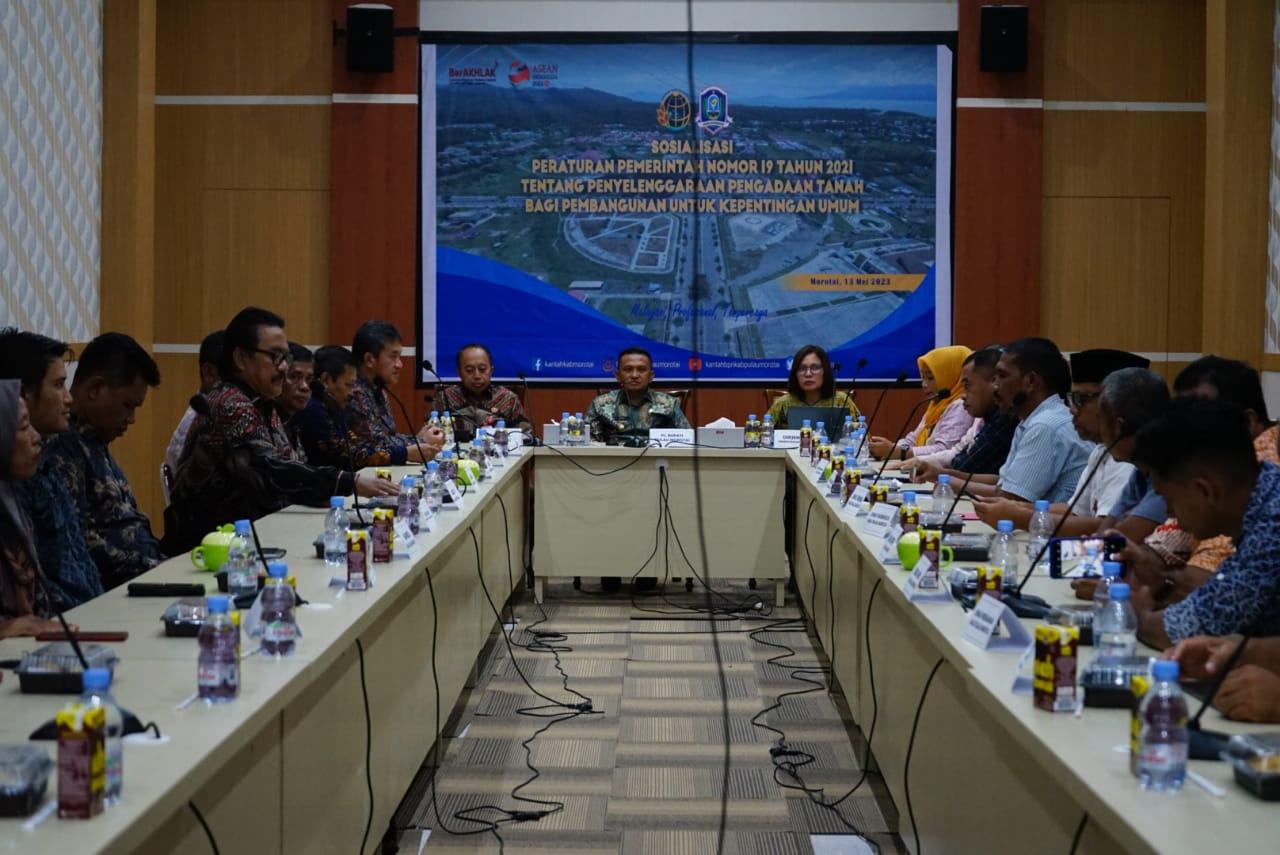 Suasana-acara-sosial-oleh-Dirjen-Pengadaan-Tanah-Kementerian-ATRBPN-di-Mororai.jpg