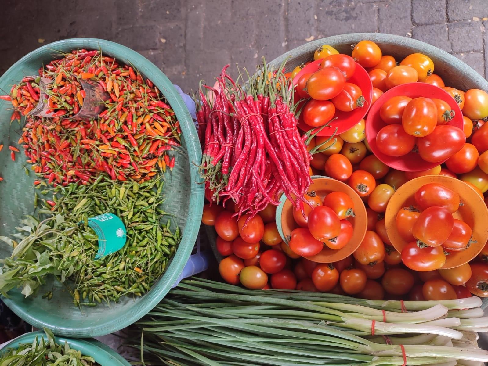 Tampak-cabai-dan-tomat-yang-dijual-pedagang-di-Pasar-Tradisional-Ternate.jpg