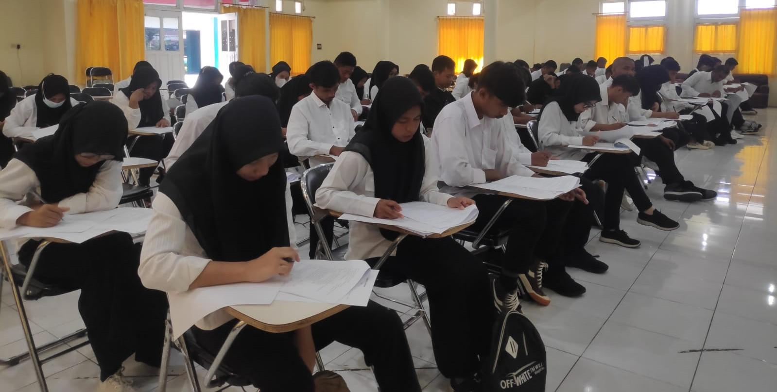 Tampak-peserta-seleksi-testulis-BPVP-Ternate-sedang-seruis-mengikuti-tes-tertulis-di-BLK.jpg