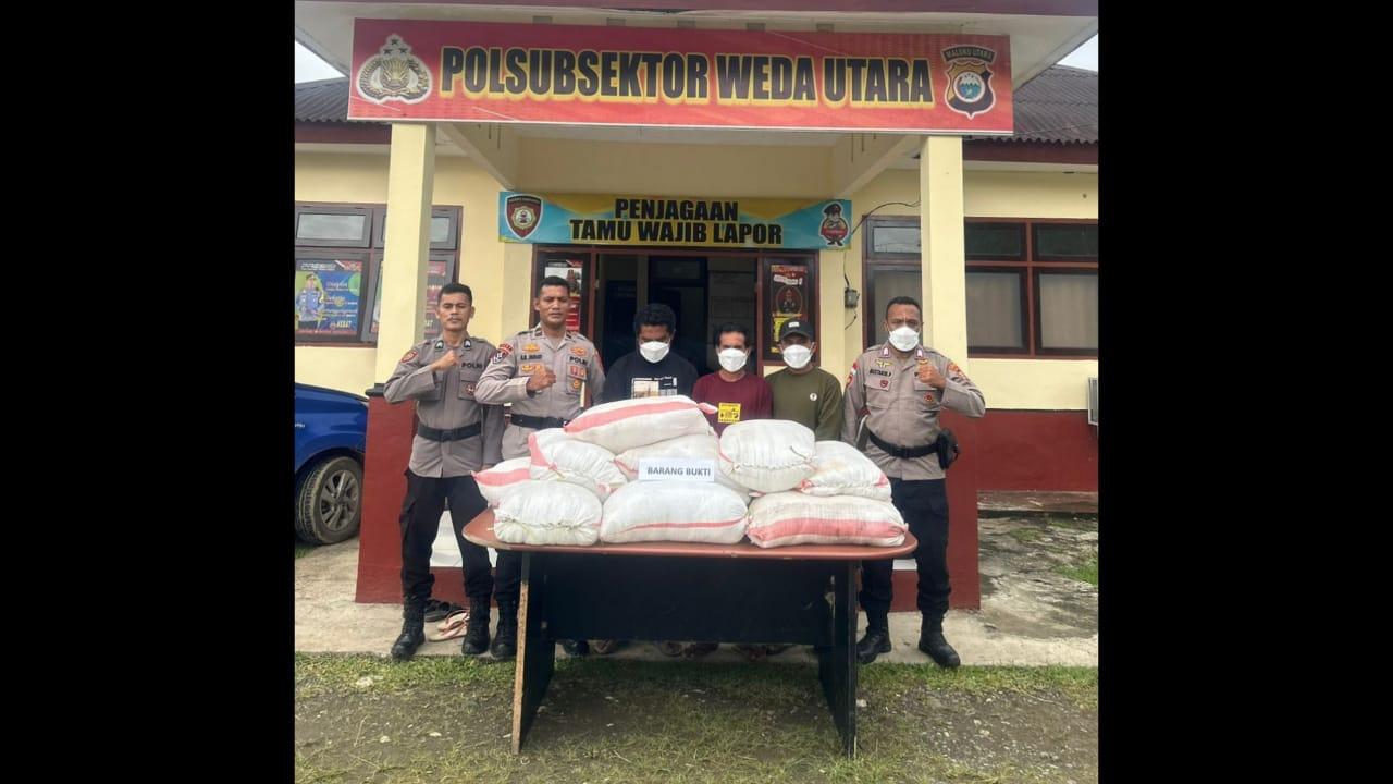 Terduga-pelaku-dam-barang-bukti-cap-tikus-saat-diamankan-anggota-Polsek-Weda-Utara.jpg