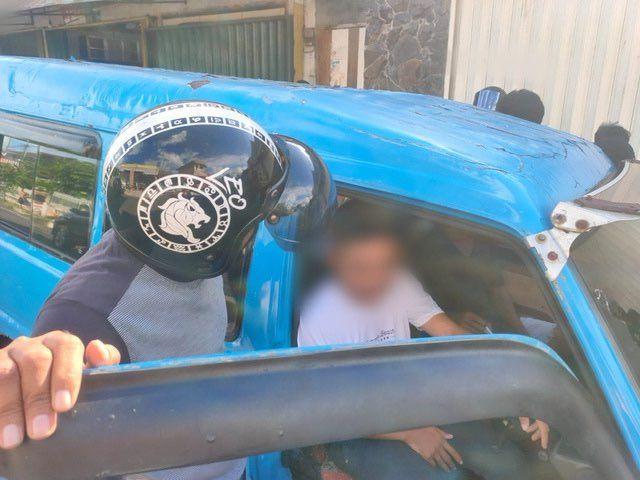 Lagi Asik Narik, Sopir Angkot di Ternate Ini Ditangkap Polisi, Gegera Edarkan Ganja