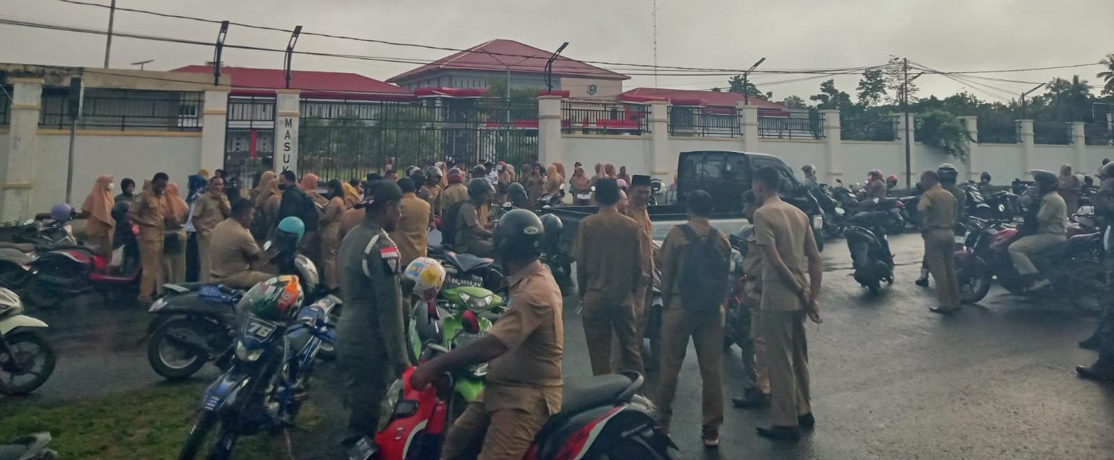 Ratusan PNS Lingkup Pemkab Morotai 'Telantar' di Depan Kantor Bupati, Kenapa?