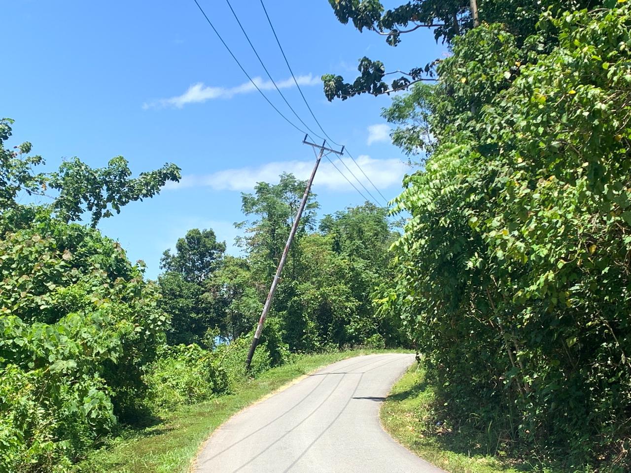 Tiang Listrik di Jalan Babang-Wayaua Halmahera Selatan Ancam Pengendara