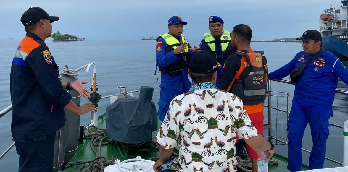 Tim-SAR-saat-menuju-lokasi-untuk-mengevakuasi-20-penumpang-alami-kebocoran-kapal.jpg