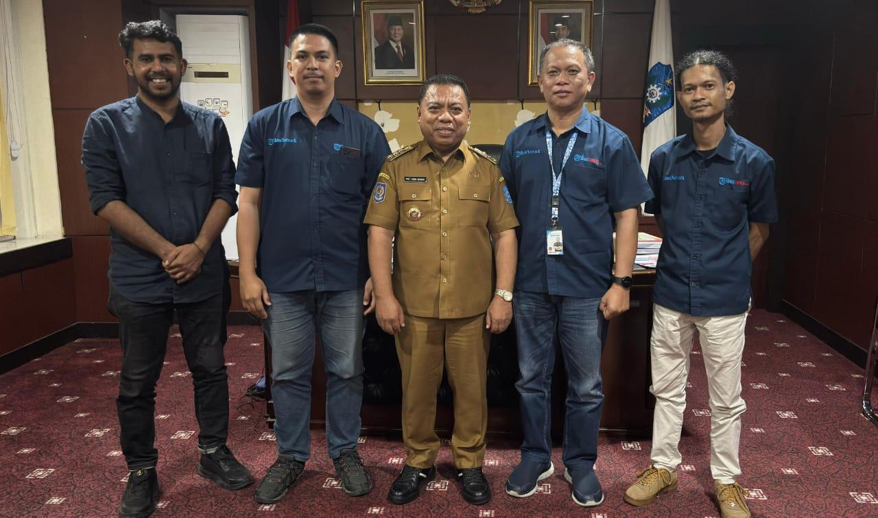 Tim-Tirbunternatecom-foto-bersama-Bupati-Halmahera-Utara-Piet-Hein-Babua.jpg