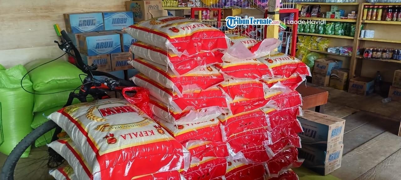 Tumpukan-beras-yang-dijual-La-Moa-pedagang-di-Taliabu.jpg