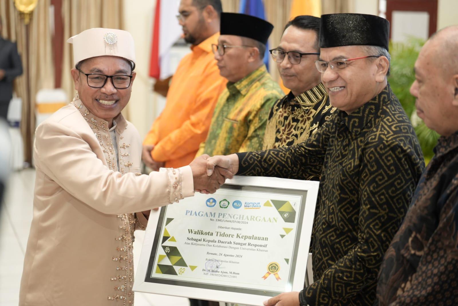 Unkhair-Ternate-beri-penghargaan-ke-Wali-Kota-Tidore.jpg