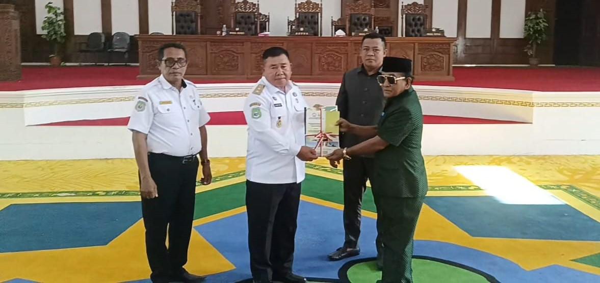 Wakil-Bupati-Pulau-Taliabu-La-Ode-Yasir-serahkan-5-Ranperda-ke-DPRD.jpg
