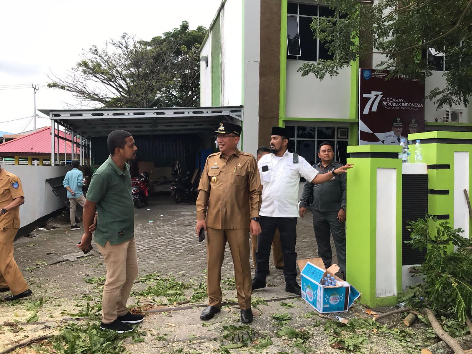 Walikota Ternate Pimpin Bersih-bersih dan Penebangan Pohon untuk Sambut Kedatangan Jokowi