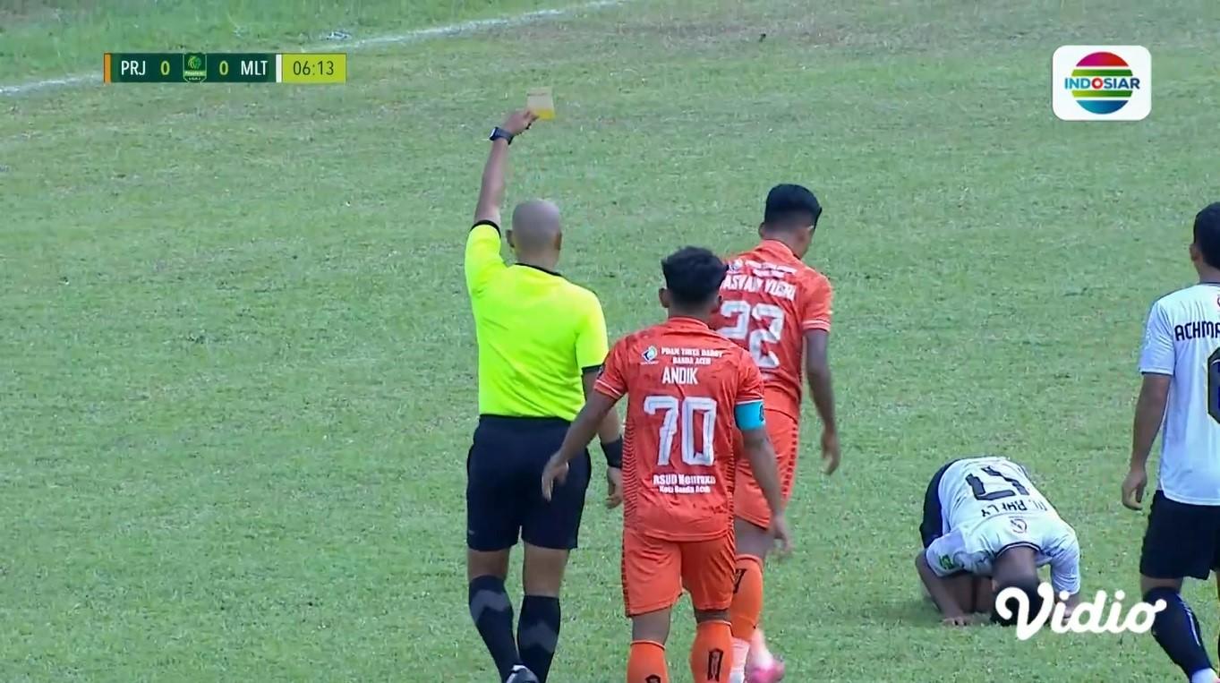 Wasit-Cahya-Sugandi-saat-memberikan-kartu-kuning-kepada-salah-seorang-pemain-Persiraja.jpg