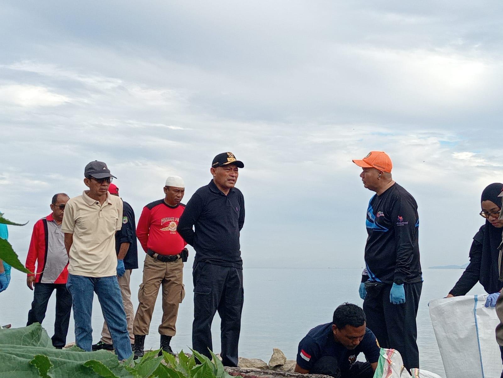 Wagub Malut Sarbin Sehe Turun Langsung Pungut Sampah di Sofifi Peringati World Cleanup Day 2025