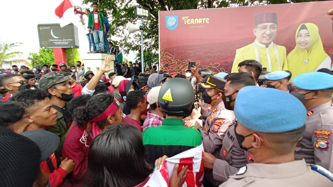 Terobos Paksa Halaman Kantor Wali Kota Ternate, Massa Aksi dan Aparat Saling Dorong
