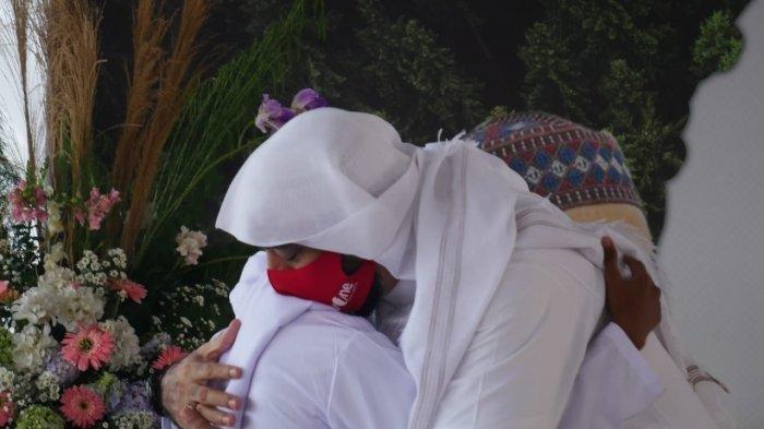 Syekh Ali Jaber Meninggal Dunia, Akbar Pemulung yang Diangkat Anak Sang Ulama Menangis Pilu