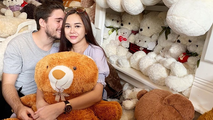 Pernah Jalin Asmara, Aura Kasih Tak Kuasa Tahan Tangis saat Pelepasan Jenazah Glenn Fredly