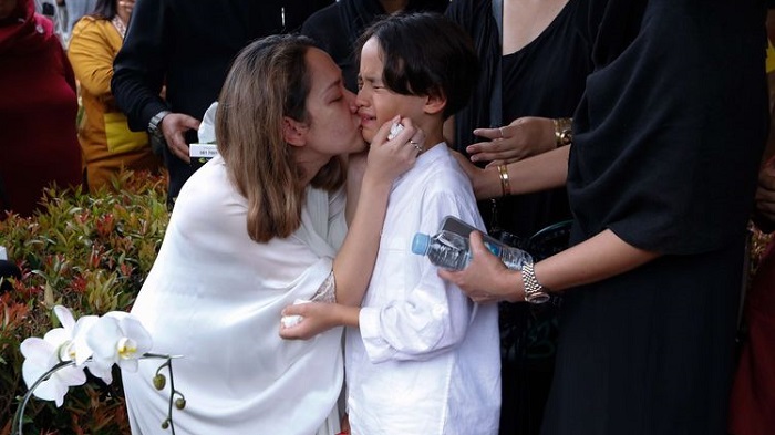 Sempat Terlihat Tegar, Tangis Noah Pecah di Depan Pusara Ashraf Sinclair, BCL Peluk & Cium Putranya