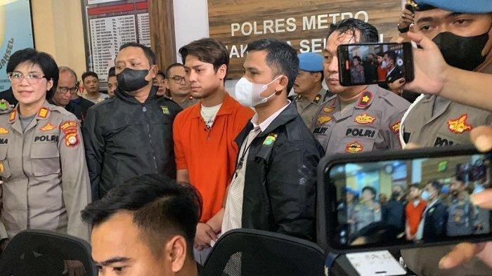 Jadi Tersangka KDRT, Rizky Billar Resmi Ditahan, Lesti Kejora Sempat Sambangi Polres Metro Jaksel