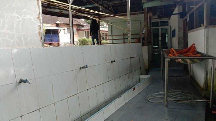 Tragedi Siswa SMP Freestyle Motor Tabrak Tembok, Bocah 8 Tahun yang Sedang Wudu Tewas Tertimpa Beton