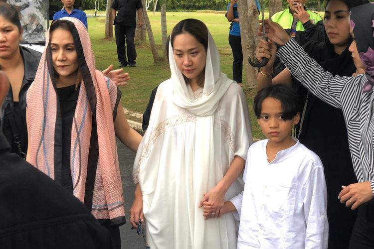 BCL Kembali Ziarah ke Makam Ashraf Sinclair, Wajah Masih Sembab, Begini Kondisinya