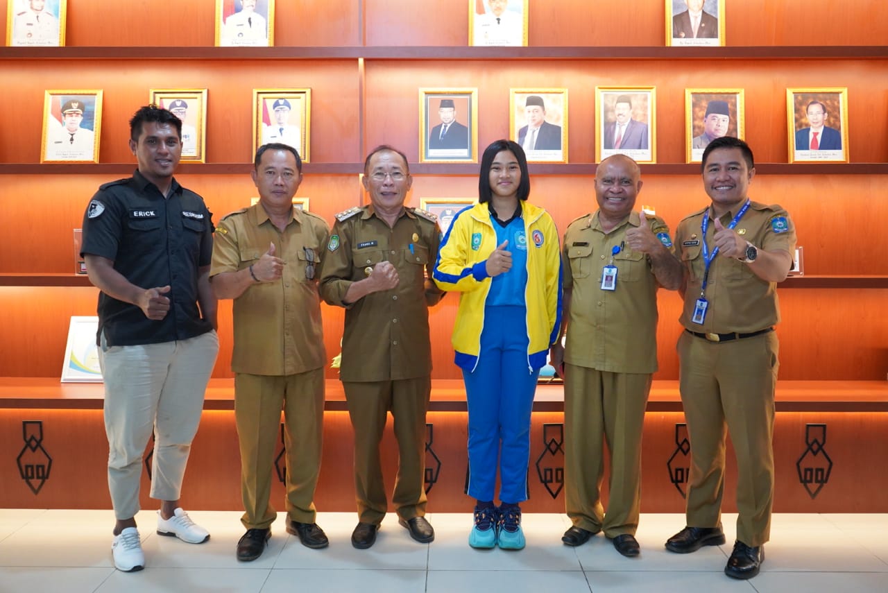Frans Manery Lepas Siswi SMA Binsus Halmahera Utara Ikut Paskibraka ke Jakarta