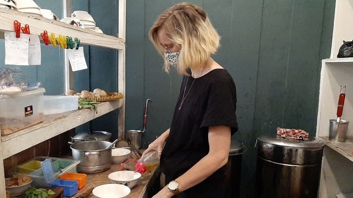 Viral Bule Asal Belanda Jualan Mi Ayam Rp 7.000 Semangkuk Demi Bertahan Hidup, Ini Kisahnya