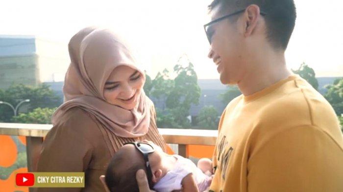 Citra Kirana Gemas Lihat Rezky Adhitya Kembaran Pakai Kacamata dengan Putranya saat Berjemur