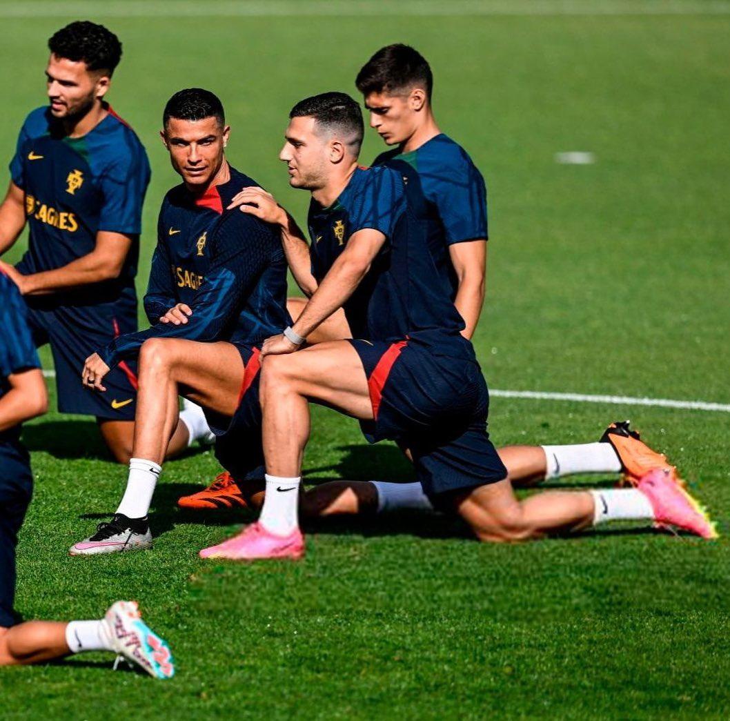 Cristiano Ronaldo Sibuk dengan Ponselnya, Bek Man United Malah Nge-Troll: Hape Teroooss