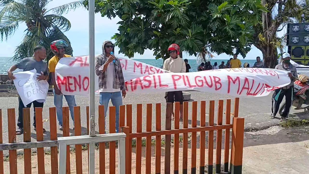 Gelar Demo di Kantor KPU, Aliansi Peduli Demokrasi Taliabu Tolak Hasil Pilgub Maluku Utara