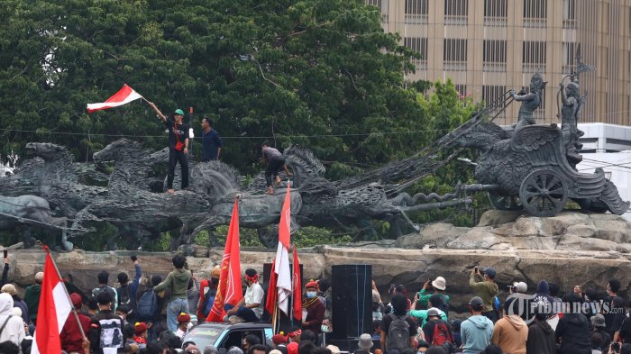 2 Bocah Ini Kibarkan Bendera Merah Putih di Atas Patung Kuda saat Demo UU Cipta Kerja