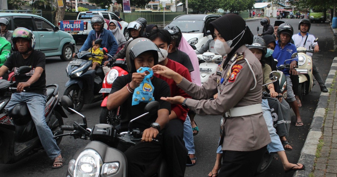Ditlantas Polda Maluku Utara Bagi-bagikan 200 Takjil Gratis, Sambil Ingatkan Patuhi Prokes