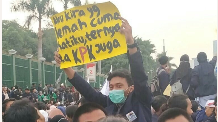 foto-poster-unjuk-rasa-mahasiswa-dengan-tulisan-nyeleneh.jpg