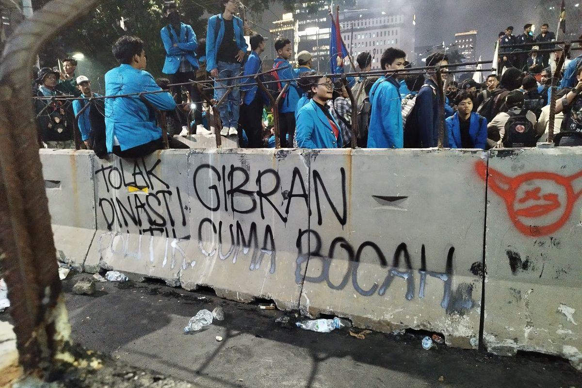Gibran Cuma Bocah hingga Tolak Dinasti Politik, Begini Coretan Mahasiswa yang Demo di Patung Kuda
