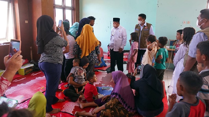 Gubernur Malut Sambangi Posko Pengungsi dan Salurkan Makanan untuk Warga Terdampak Gelombang Tinggi