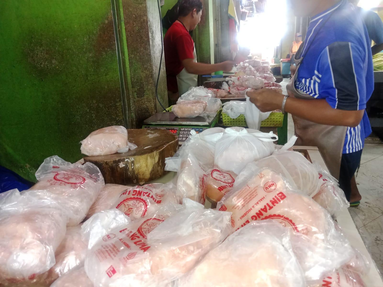 harga-ayam-dan-daging-di-ternate-saat-pertengahan-ramadan.jpg