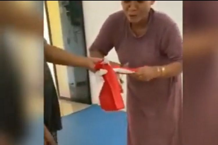 Video Emak-emak di Sumedang Gunting Bendera Merah Putih Viral di Medsos