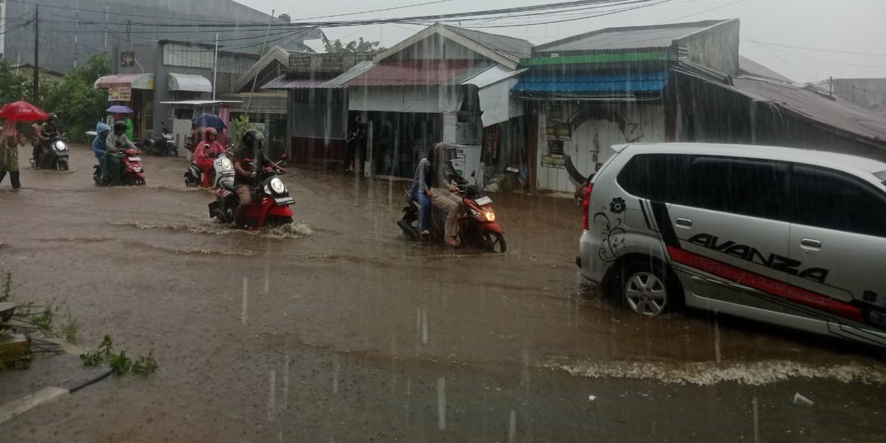 jalan-banjir-saat-hujan-landa-Ternat.jpg