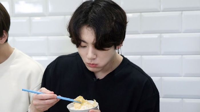Kenangan Masa Trainee Jungkook BTS: dari Insiden Keju hingga Momen Interaksi Pertamanya dengan V