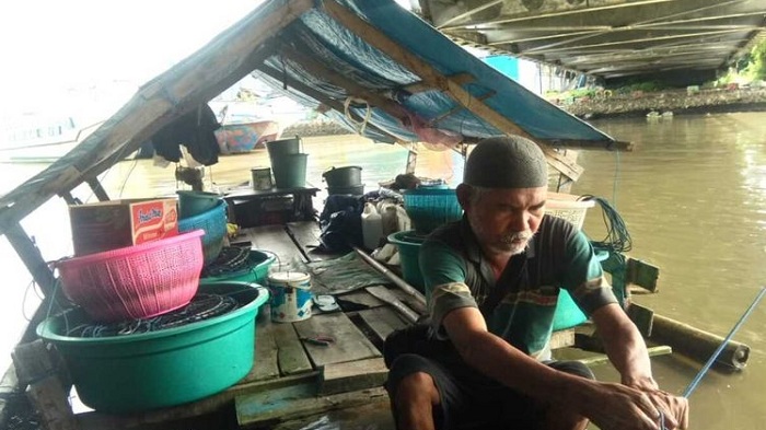 Tak Punya Rumah, Kakek Asmin 4 Tahun Hidup di Atas Perahu, Berteduh di Bawah Jembatan Saat Hujan