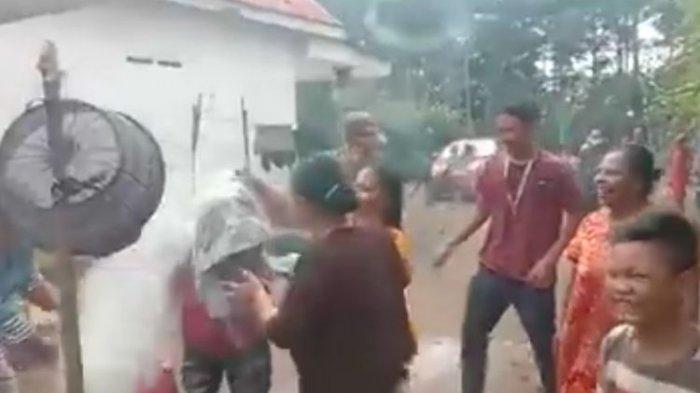 Viral Kakek ODP Disambut Meriah setelah Jalani Karantina, Disiram Tepung dan Air Kembang