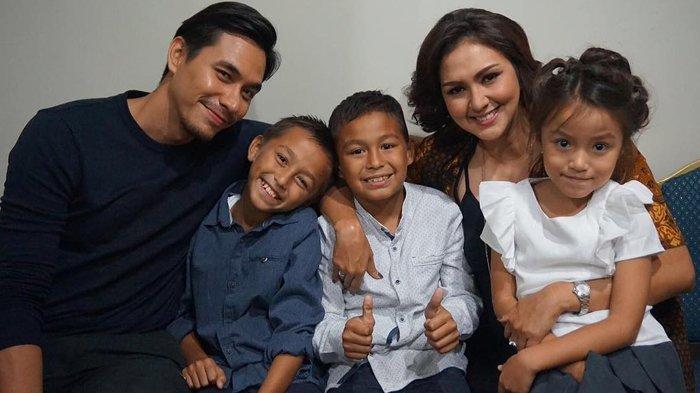 Keluarga Darius Sinatrya dan Donna Agnesia Rayakan Hari Kasih Sayang, Warganet: Keluarga Idaman