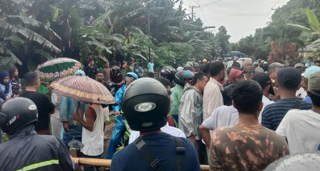 Langganan Banjir, Warga Desa Mamuya Blokir Jalan Trans Tobelo-Galela, Tuntut Perhatian Pemerintah