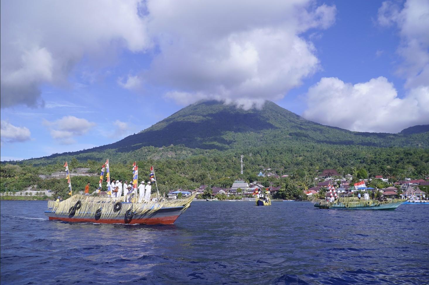 Ritual Lufu Kie Warnai HUT ke-918 Tidore, Ahmad Laiman Ikut Berlayar