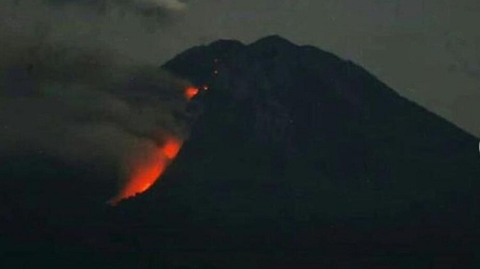 luncuran-lava-pijar-di-gunung-semeru.jpg