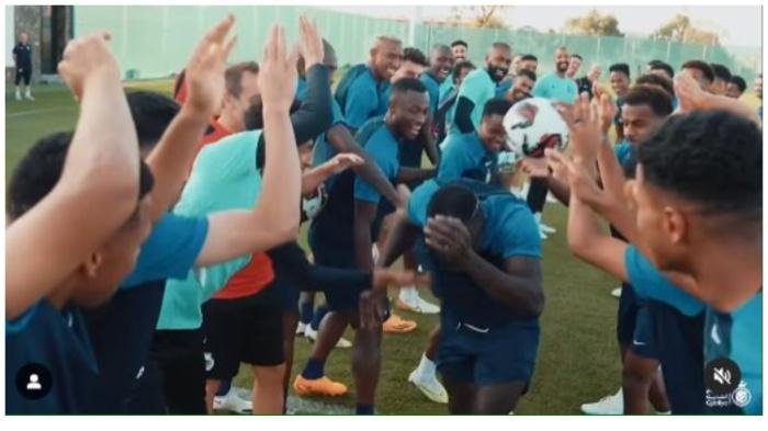 Meriahnya Guard of Honour untuk Sadio Mane di Al Nassr, Fans Fokus ke Punggungnya: Kasihan