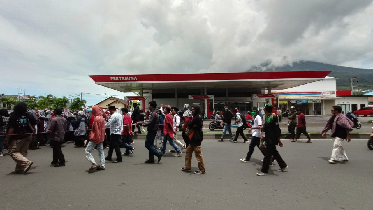 Dijaga Ketat, Massa Aksi Nyaris Duduki SPBU Codo