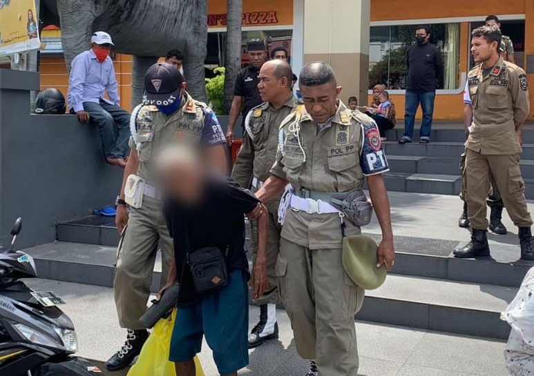 Pria ODGJ Diamankan Satpol PP Kota Ternate Karena Kerap Meminta Uang Kepada Pengunjung Mall