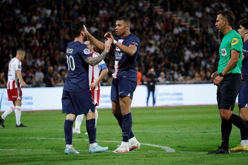 Pelatih PSG Tegaskan Lionel Messi Tak Suruh Emi Martinez Mengejek Kylian Mbappe