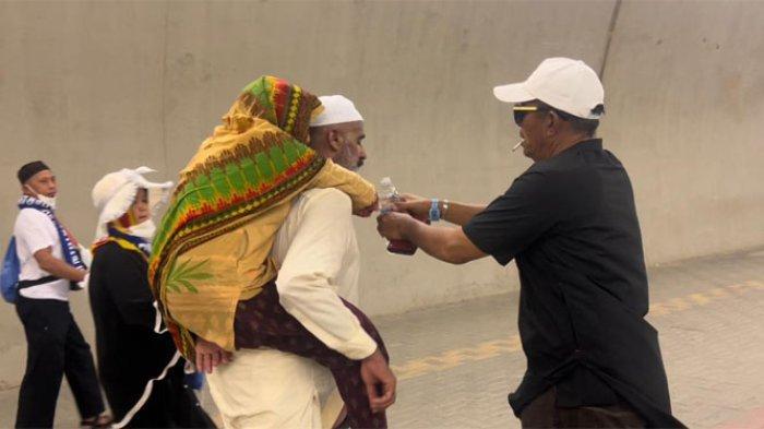 Jemaah Haji Indonesia Terharu: Ada Anak Gendong Ibunya Tunaikan Haji, Mirip Kisah Uwais al Qarni