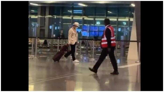 Viral Pria Diduga Ridwan Kamil Berjalan Menunduk di Bandara Hamid Qatar, Warganet: Duka Seorang Ayah