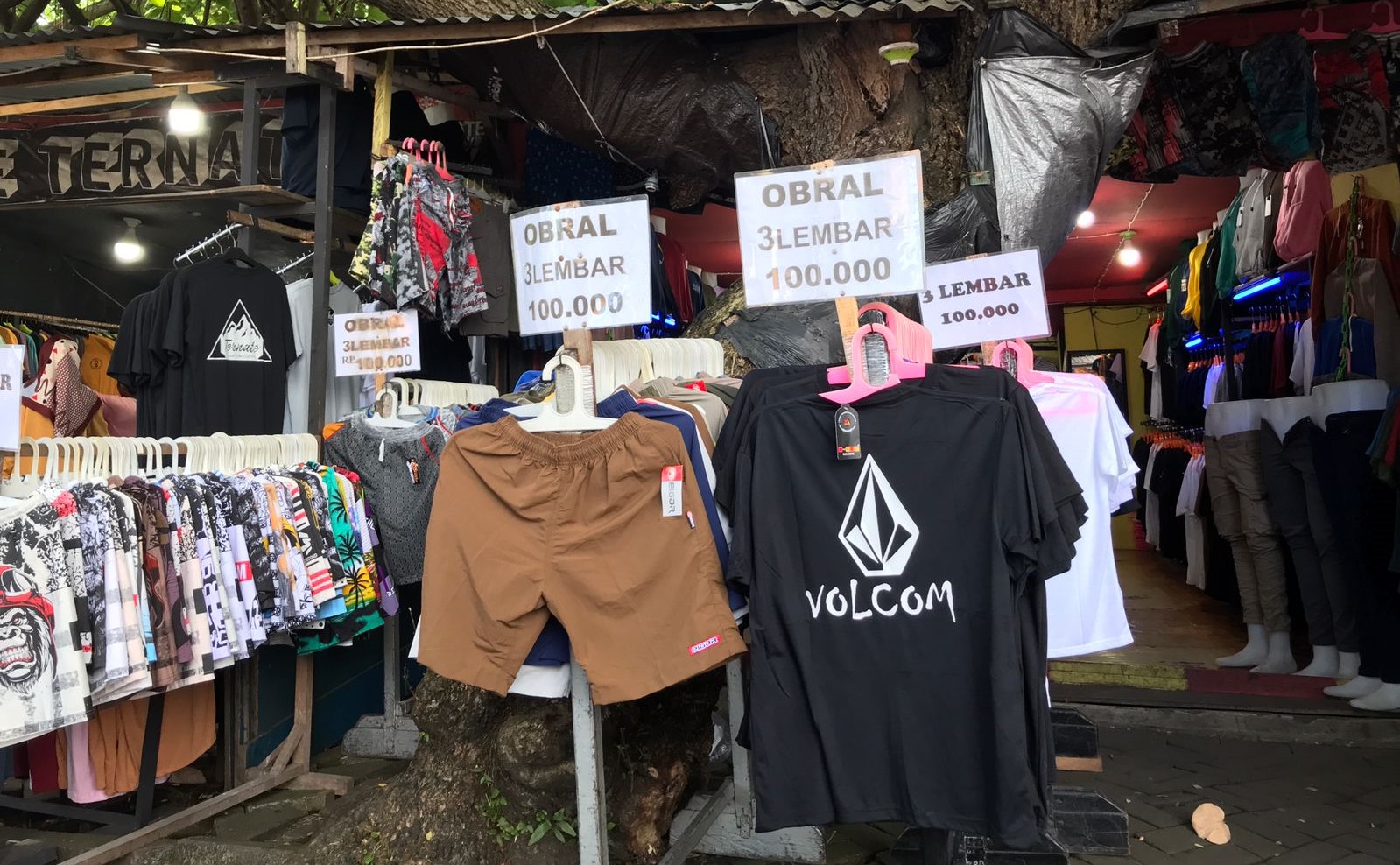 Pasar Pakaian Musiman di Ternate Laris Manis Jelang Lebaran