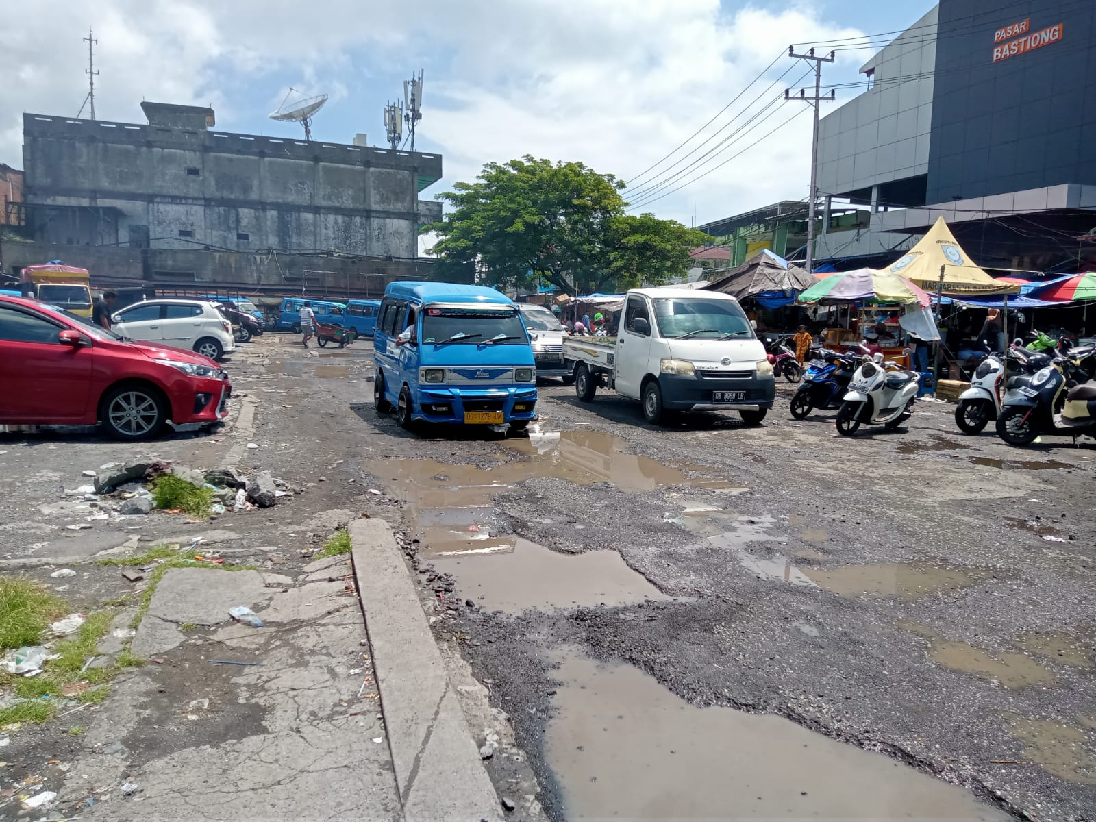 Jalan Banyak Rusak di Pasar Bastiong, Supir Angkot dan Pedagang Minta Segera Diperbaiki